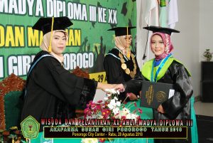 Wisuda Akafarma Ponorogo Sunan Giri