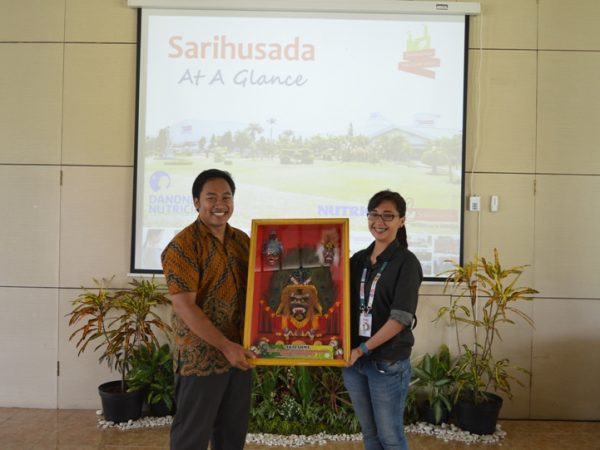 Pemberian Cenderamata Reog ke PT.SGM Factory Klaten