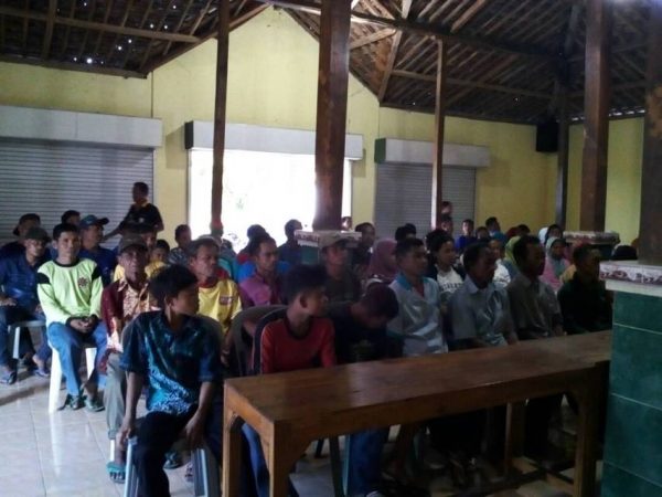 Warga Desa Dayakan Badegan dalam Acara Bakti Sosial Senat Mahasiswa AKAFARMA 2017